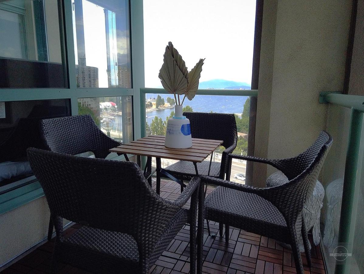 Stunning Ocean Apartment Vancouver Exterior photo
