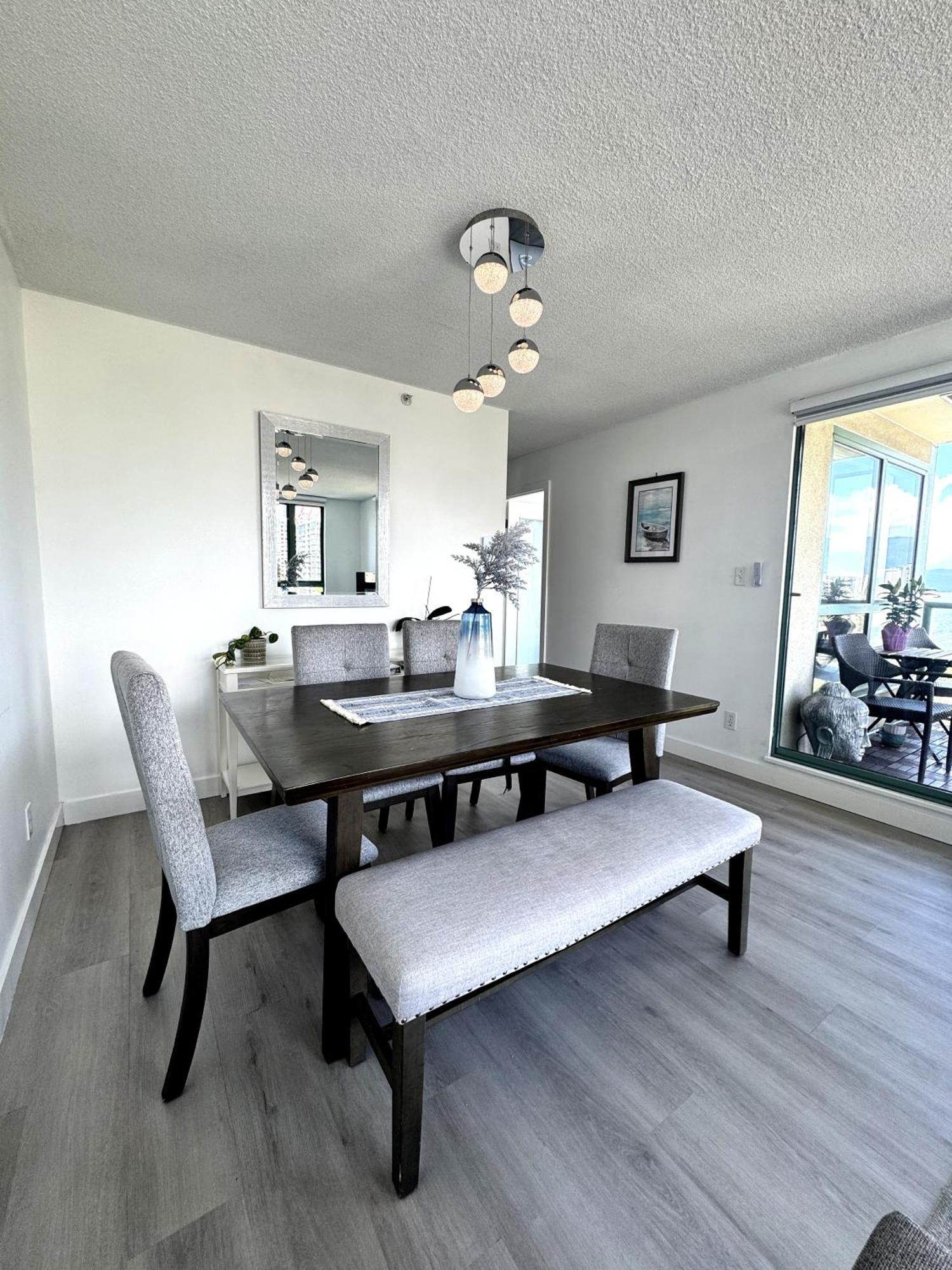 Stunning Ocean Apartment Vancouver Exterior photo